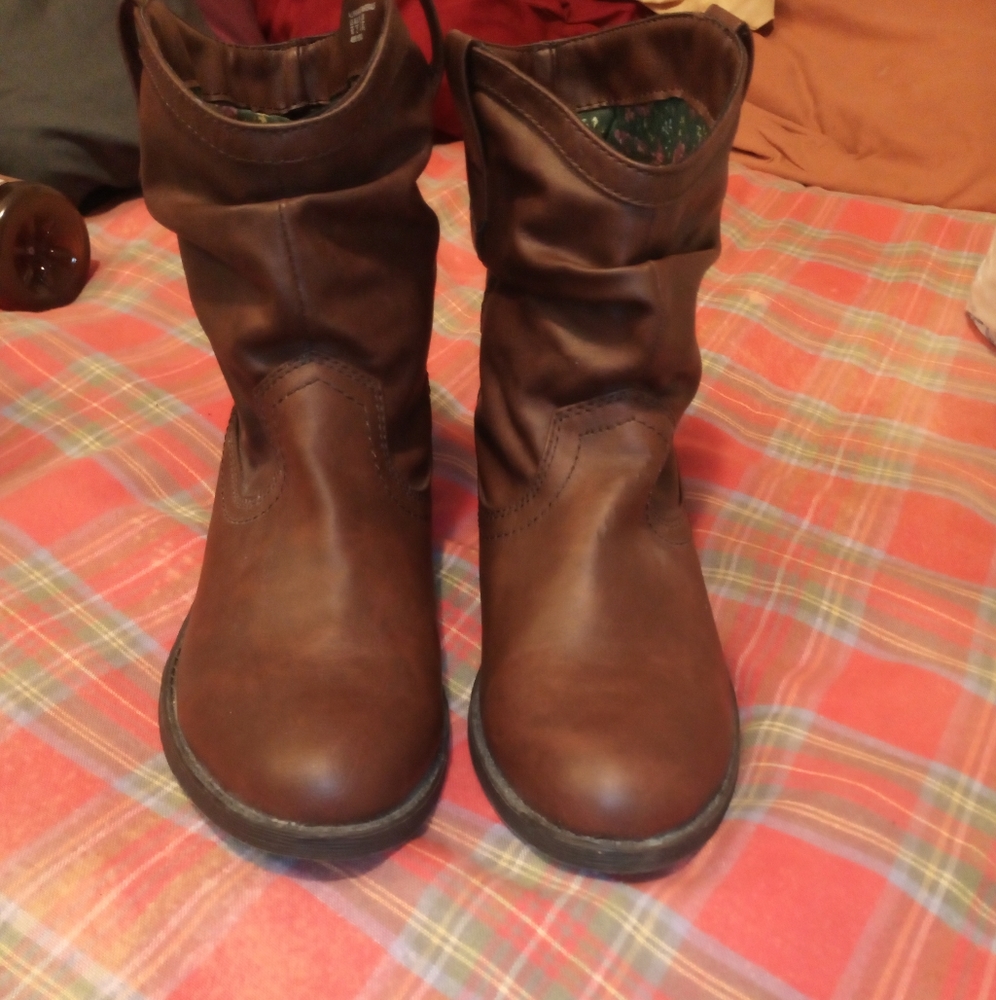 Woman's brown slouch boots